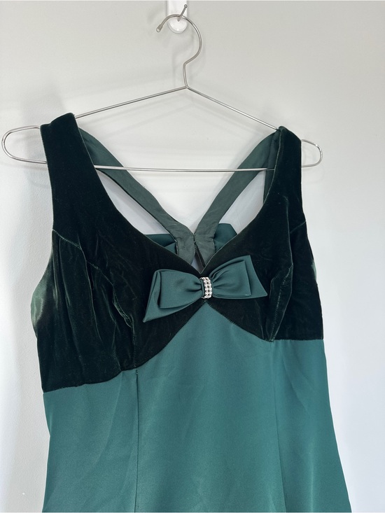 Nu-Mode Dresses & Skirts - Nu-Mode - Emerald Green Sleeveless A-Line gown with Bow S14- see measurements